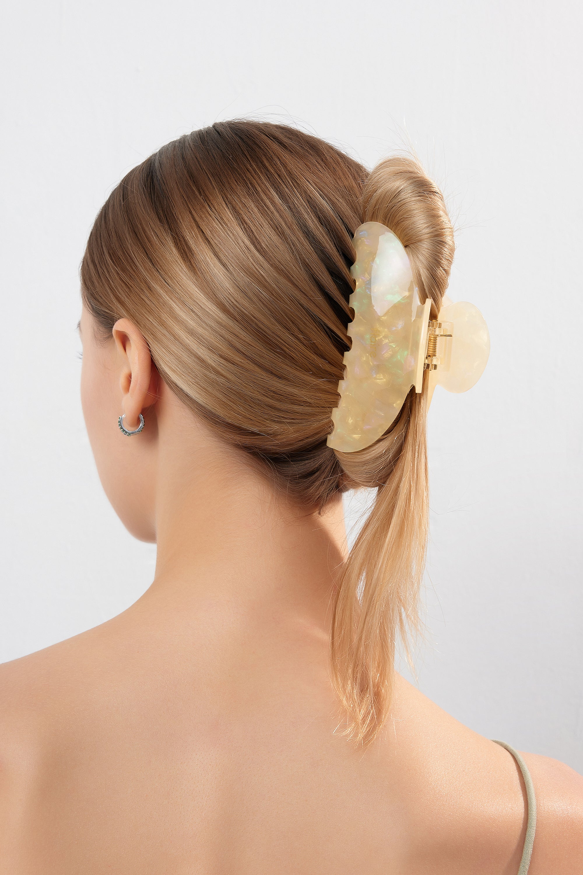 Amelia Butterfly Garden Claw Clip in Daisy - Image 4