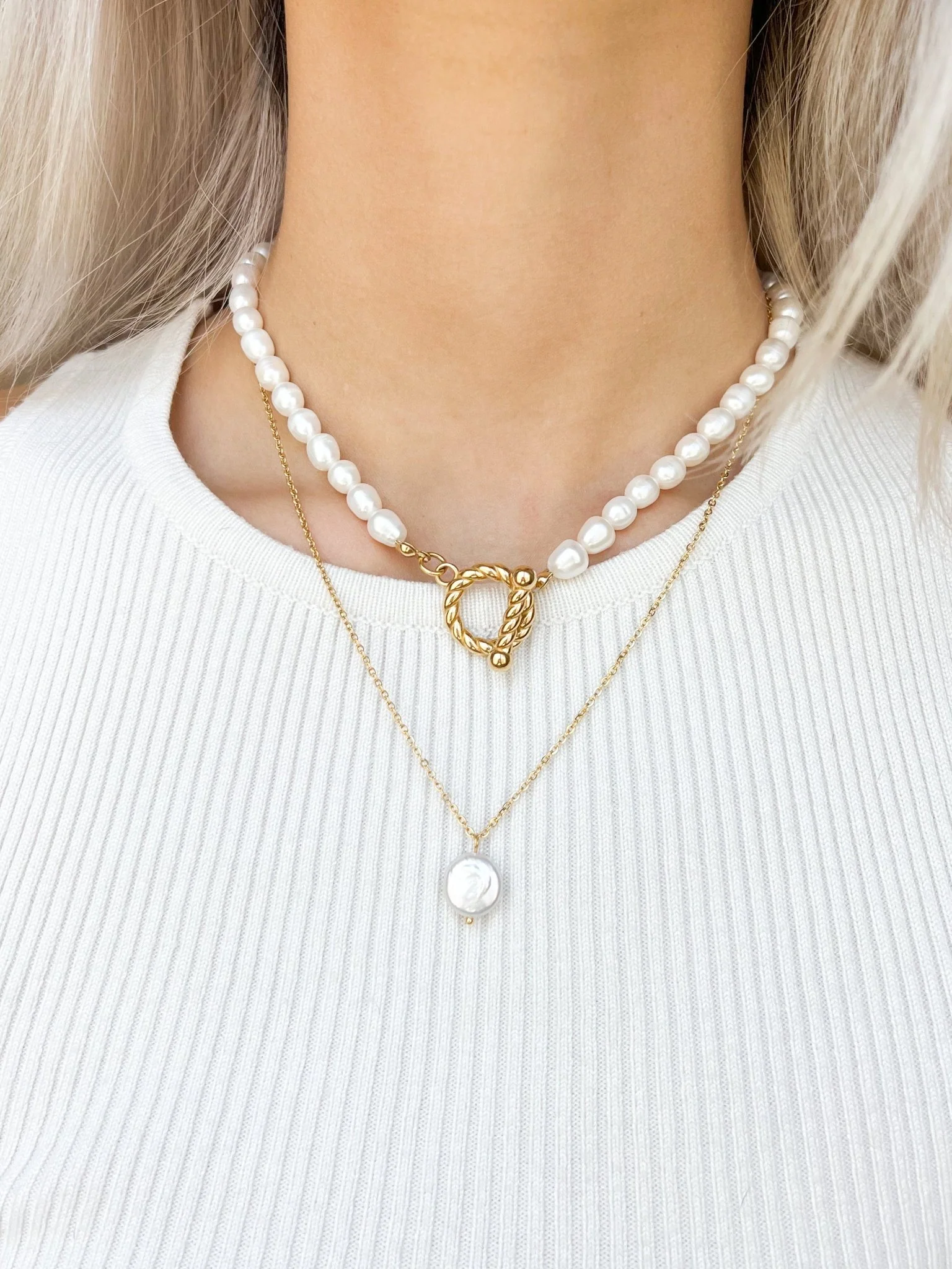 Button Pearl Necklace in Gold - Image 3