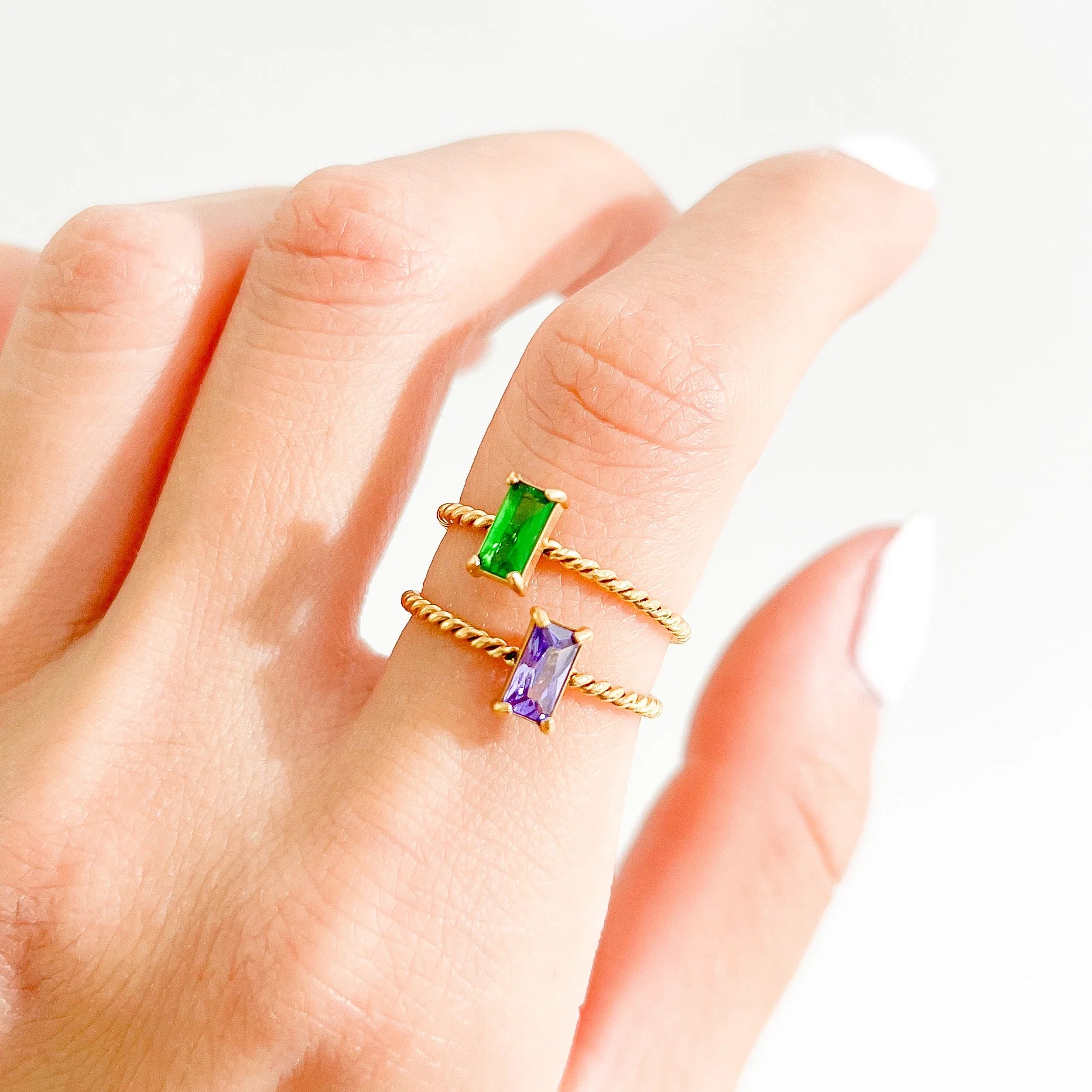 Twisted Rectangle Gem Gold Ring - Image 2