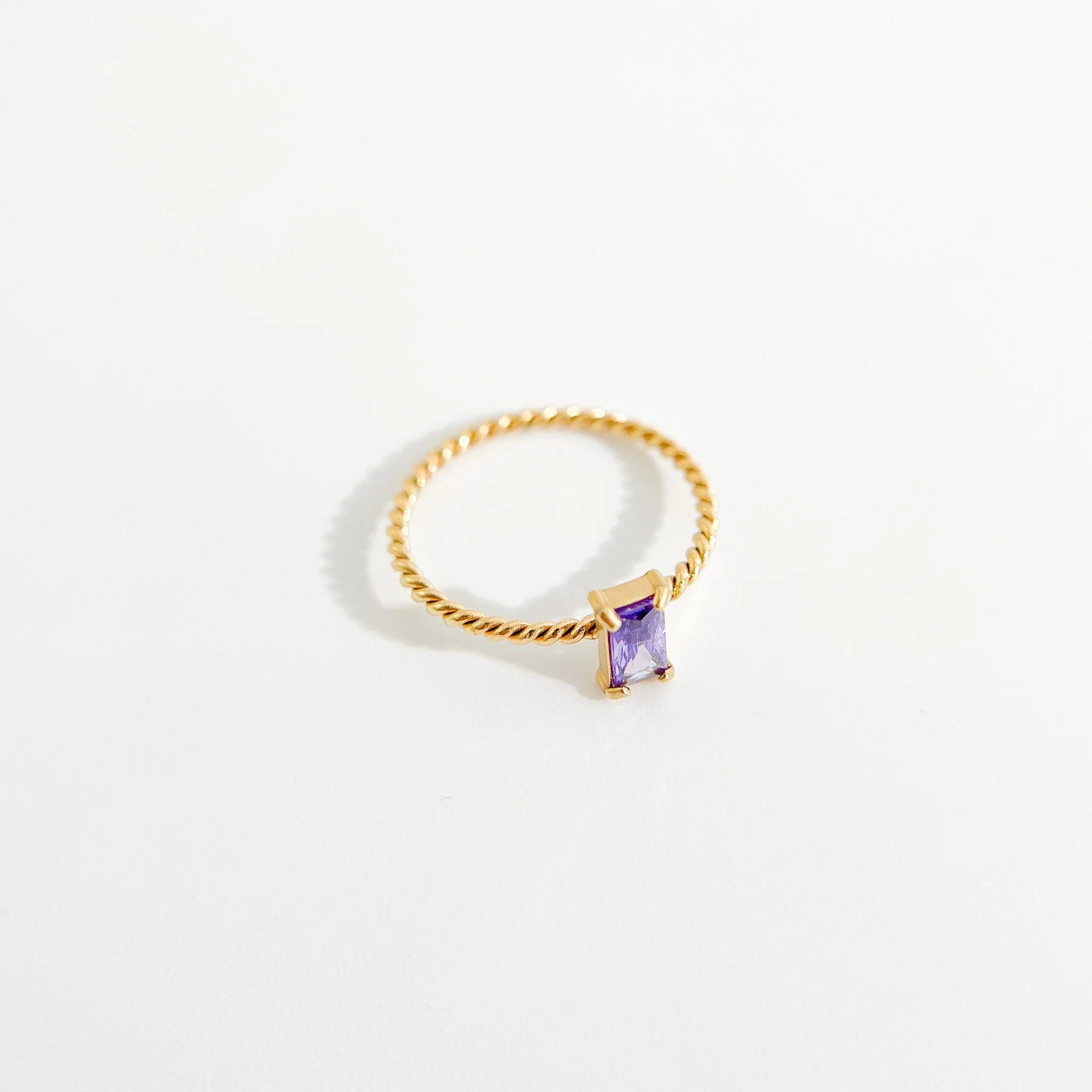 Twisted Rectangle Gem Gold Ring - Image 3