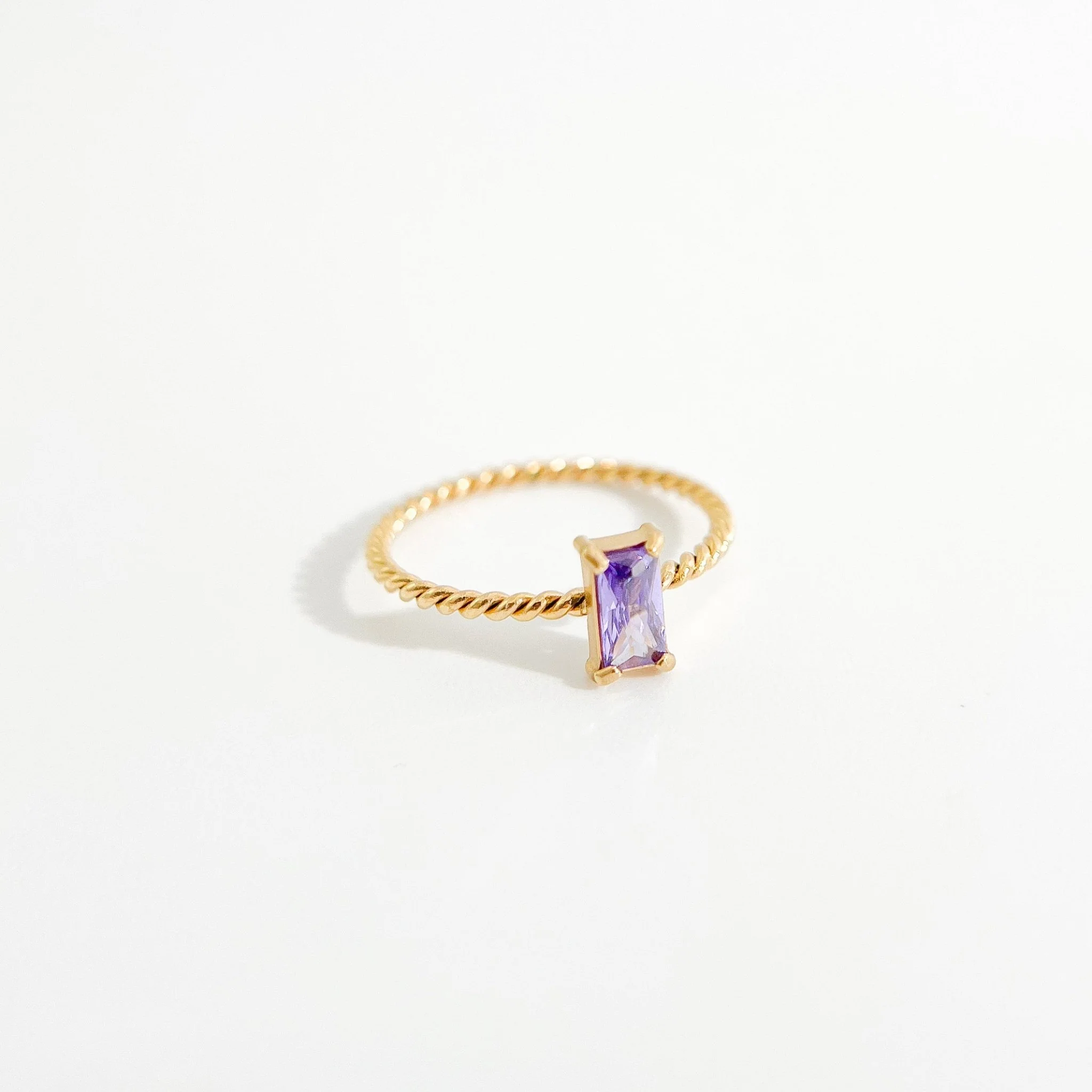 Twisted Rectangle Gem Gold Ring - Image 4