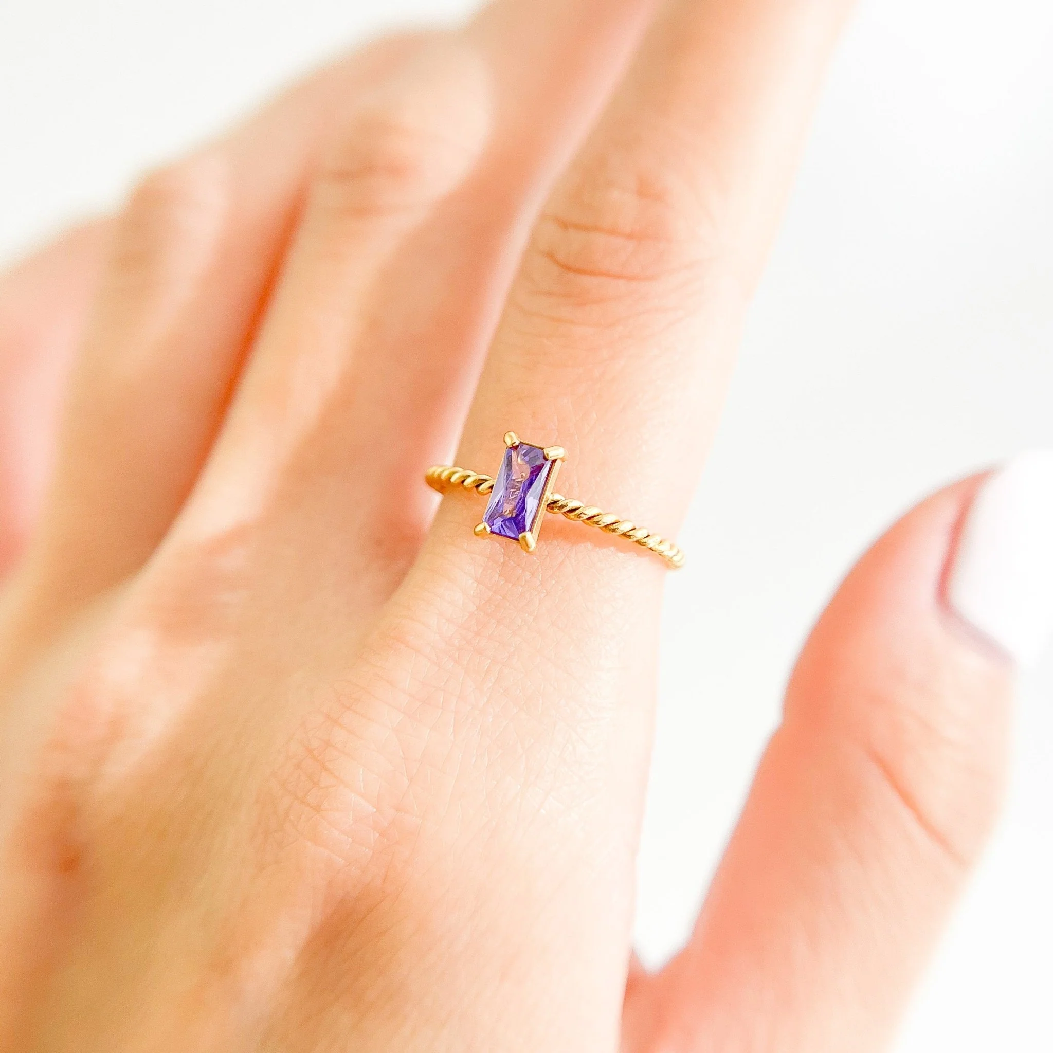 Twisted Rectangle Gem Gold Ring - Image 5