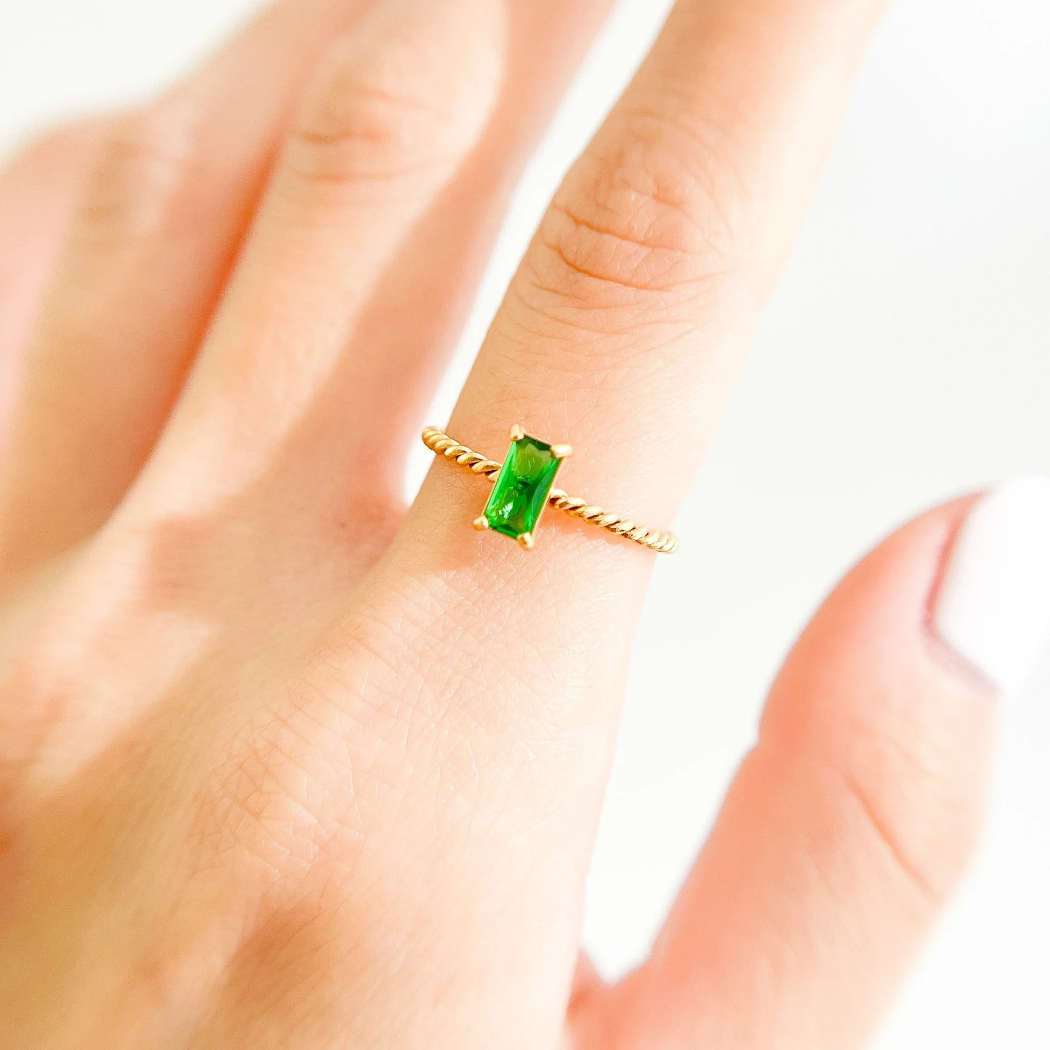 Twisted Rectangle Gem Gold Ring - Image 8